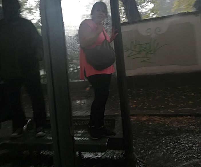 Acquazzone a Santa Rita, persone in piedi sulla panchine delle fermate Gtt (VIDEO)