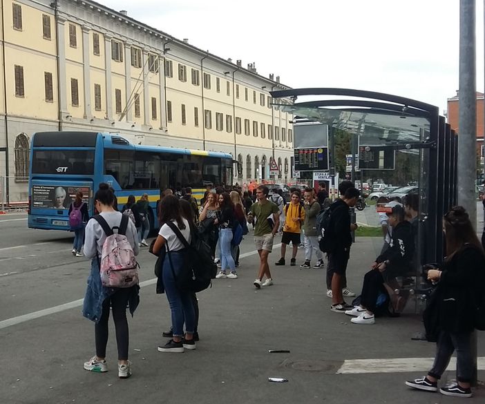 I ragazzi delle superiori che aspettano il bus a Pinerolo