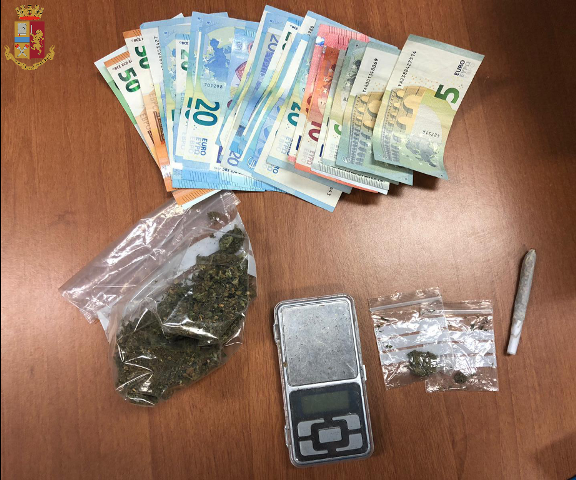 Pusher porta a porta a Grugliasco, ventenne denunciato dagli agenti del commissariato di Rivoli Pusher porta a porta a Grugliasco, ventenne denunciato dagli agenti del commissariato di Rivoli