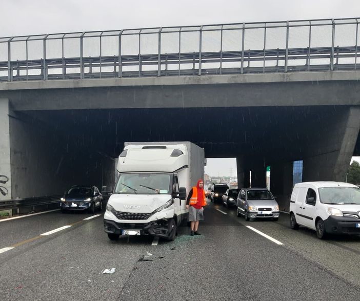 Incidente in tangenziale: tre veicoli coinvolti e tre feriti, lunghe code