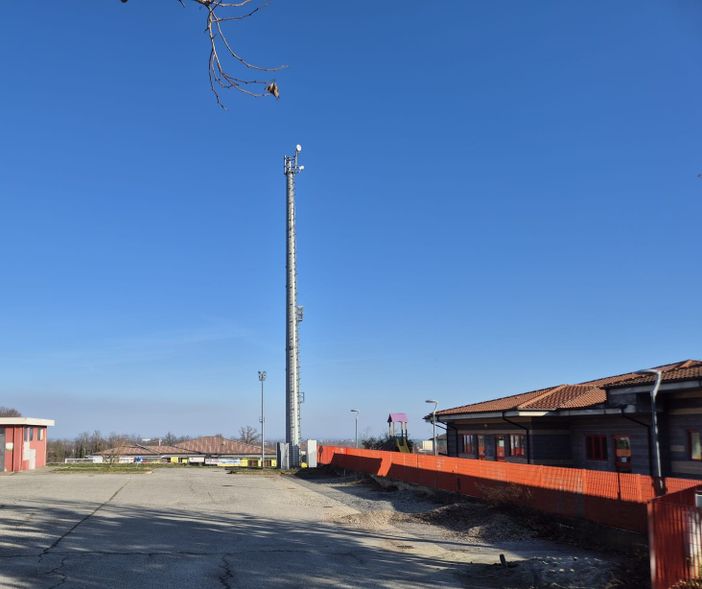 Il palo portantenne nella zona delle scuole di Frossasco Il palo portantenne nella zona delle scuole di Frossasco