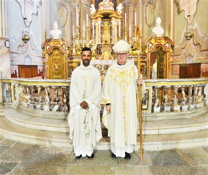 Don Alex Moreira a fianco del vescovo Derio Olivero nel suo ingresso a San Maurizio (foto di Vita diocesana pinerolese)