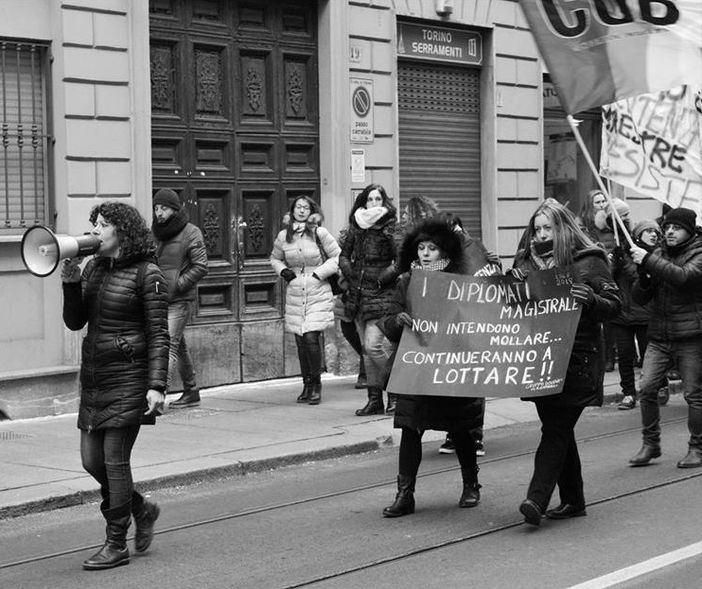 Domani pomeriggio in piazza Castello flash mob delle diplomate magistrali Domani pomeriggio in piazza Castello flash mob delle diplomate magistrali