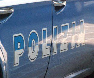 Con un abbraccio portavano via il cellulare in una discoteca di Torino: arrestati