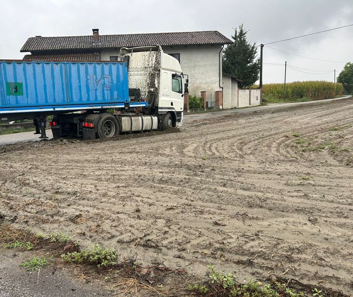 Camion finisce fuori strada nelle campagne di Vigone