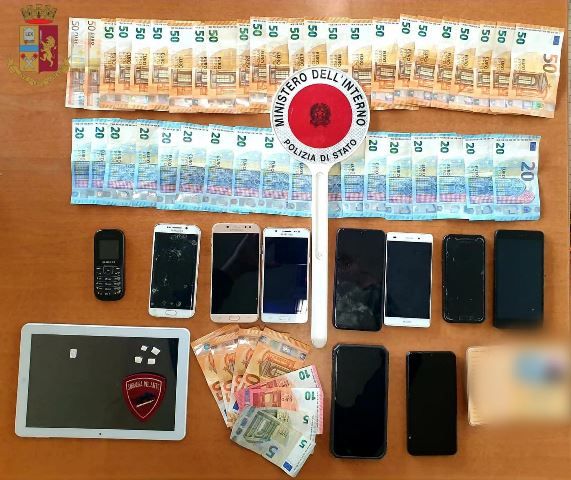 soldi e refurtiva ritrovati dalla Polizia