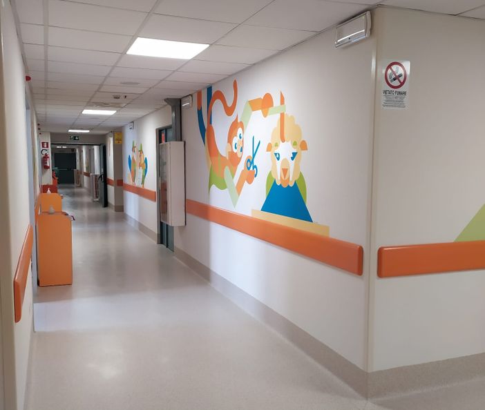 I nuovi arredi e le pareti decorate dell'ospedale Regina Margherita