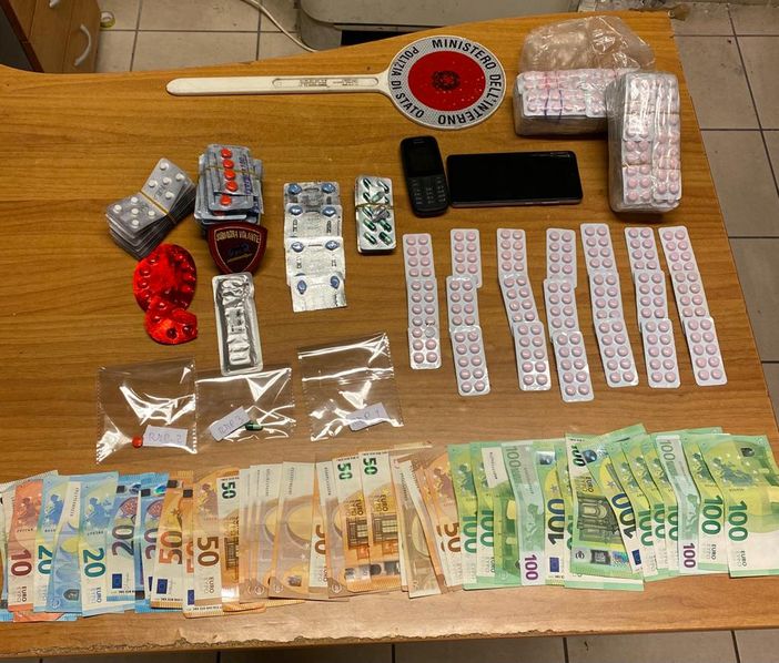 Trovato in possesso di un ingente quantitativo di sostanze psicotrope