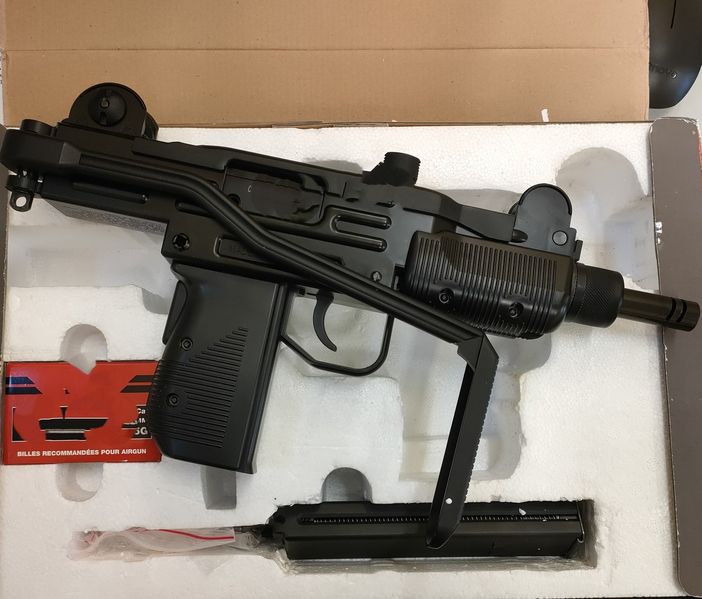 Nascondeva materiale pirotecnico e armi soft air: denunciato il titolare di una tabaccheria Nascondeva materiale pirotecnico e armi soft air: denunciato il titolare di una tabaccheria