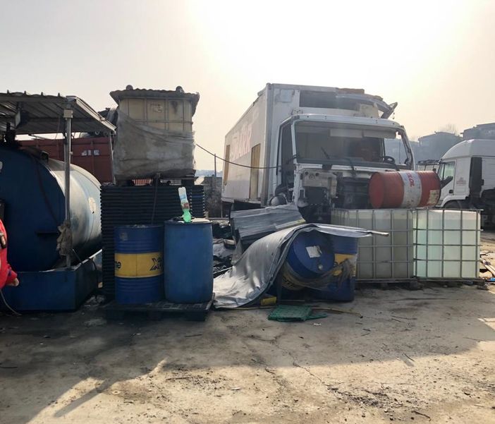 l'autoriparazione trasformata in discarica