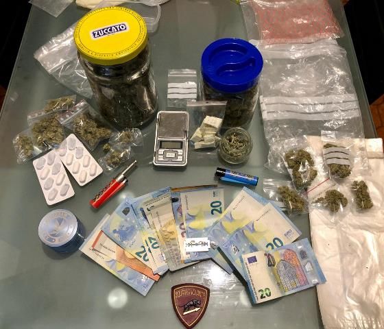 Fermato in strada dalla polizia a causa del suo cane, si fa accompagnare a casa dagli agenti che lì scoprono un'attività di spaccio