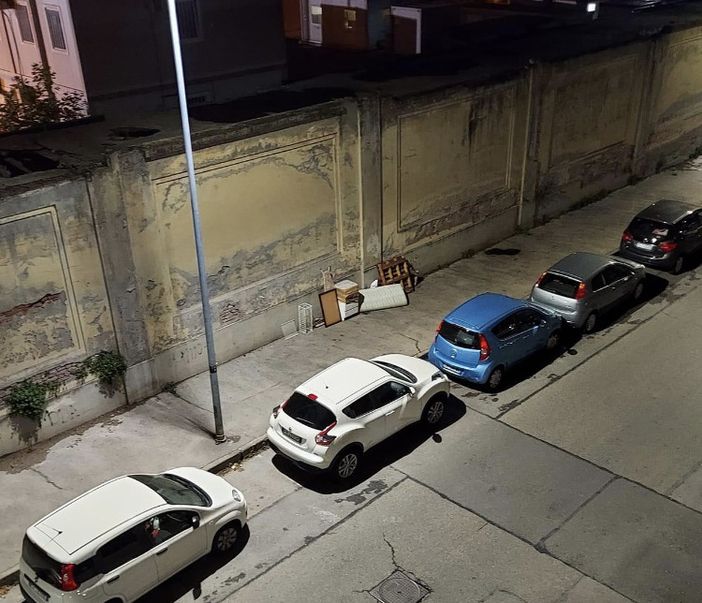 Comodini, materassi e mobili abbandonati sul muro dell’ex Avio