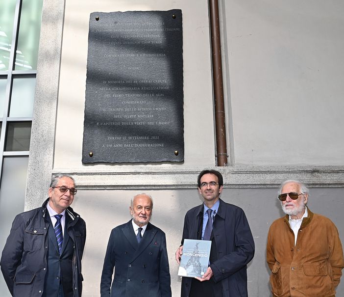 Morirono lavorando al traforo del Frejus: a Porta Nuova una lapide in memoria degli operai Morirono lavorando al traforo del Frejus: a Porta Nuova una lapide in memoria degli operai