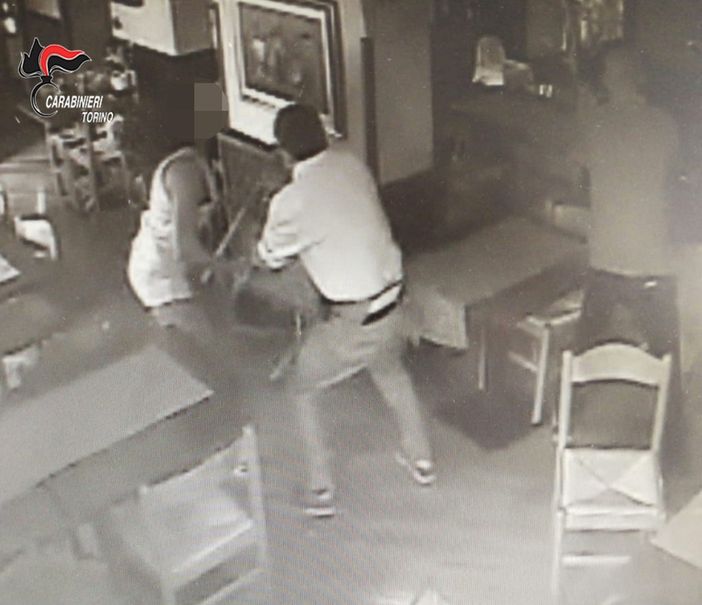 Ex coniugi si affrontano in un bar di Lanzo: quattro denunce Ex coniugi si affrontano in un bar di Lanzo: quattro denunce