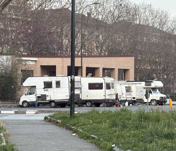 Insediamenti abusivi, baby gang e bivacchi: ora Mirafiori dice basta Insediamenti abusivi, baby gang e bivacchi: ora Mirafiori dice basta