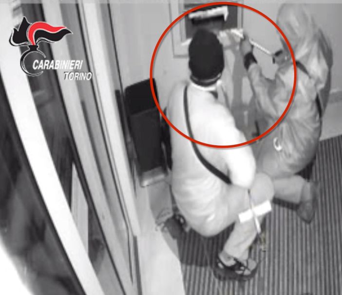 Presi i "nonni rapinatori": assaltavano bancomat tra Torino e Cuneo Presi i "nonni rapinatori": assaltavano bancomat tra Torino e Cuneo