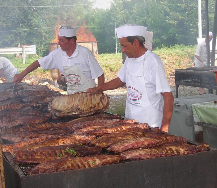 Giovani, griglie e Vespe: gli ingredienti della Sagra della Costina