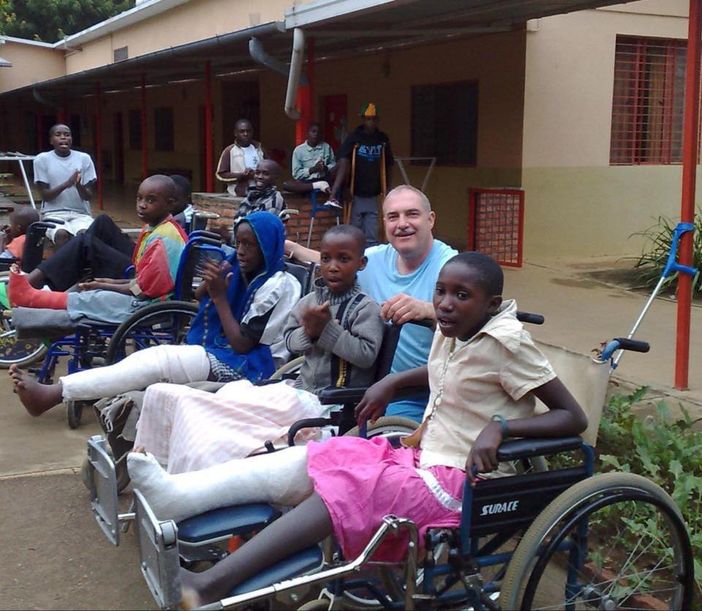 Foto tratta dalla pagina facebook di R@inbow4Africa