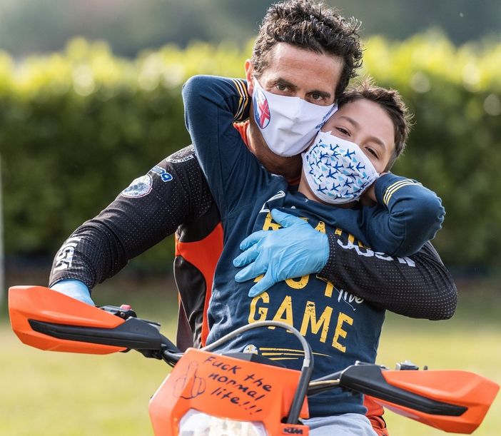 Il motocross freestyle e la mototerapia di Vanni Oddera sbarcano alla fattoria del gelato per sostenere l'Ugi Il motocross freestyle e la mototerapia di Vanni Oddera sbarcano alla fattoria del gelato per sostenere l'Ugi