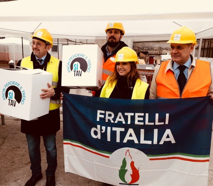 FdI consegna prodotti d'eccellenza piemontesi agli operai di Chiomonte: "Gesto simbolico per ribadire sì Tav" FdI consegna prodotti d'eccellenza piemontesi agli operai di Chiomonte: "Gesto simbolico per ribadire sì Tav"