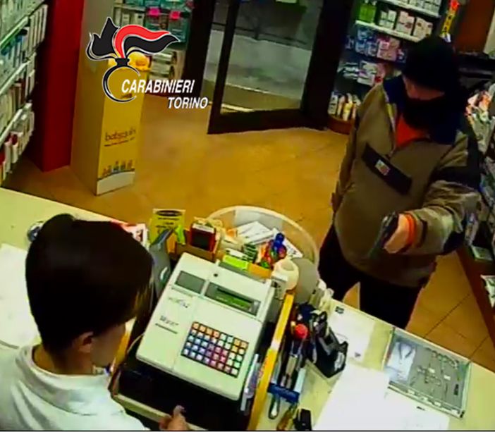 "Abbiamo rapinato la farmacia per pagare l'affitto": arrestati due fratelli e un complice "Abbiamo rapinato la farmacia per pagare l'affitto": arrestati due fratelli e un complice