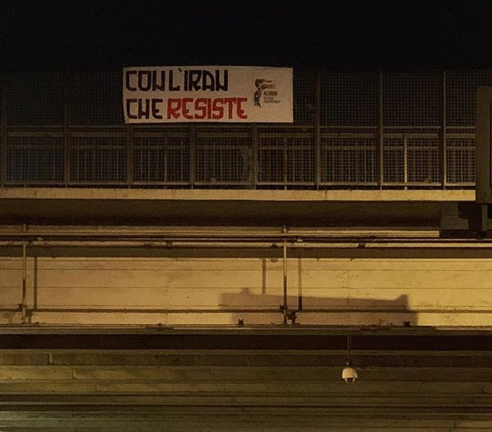 I militanti di Aliud affiggono uno striscione di solidarietà all'Iran sul cavalcavia di corso Regina Margherita I militanti di Aliud affiggono uno striscione di solidarietà all'Iran sul cavalcavia di corso Regina Margherita