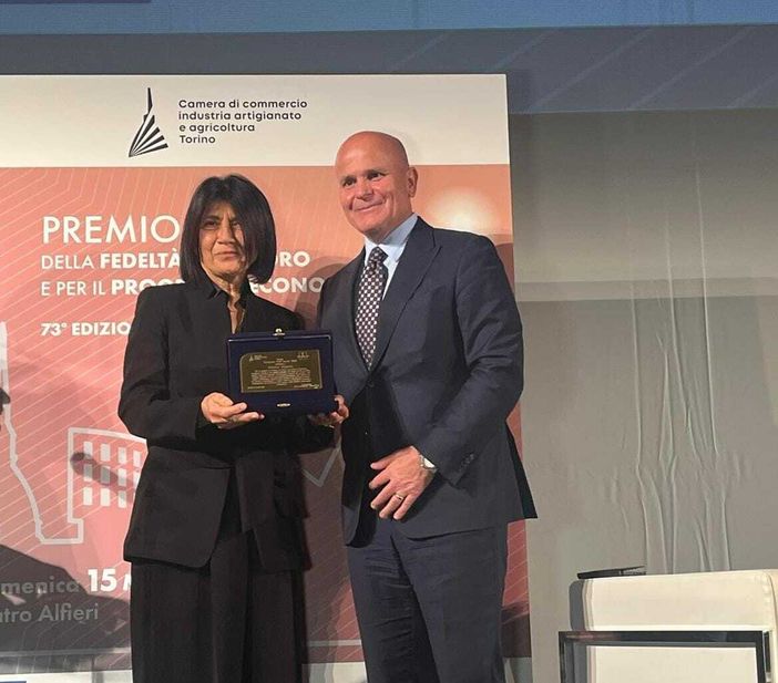 Franca Fagioli premiata da Massimiliano Cipolletta
