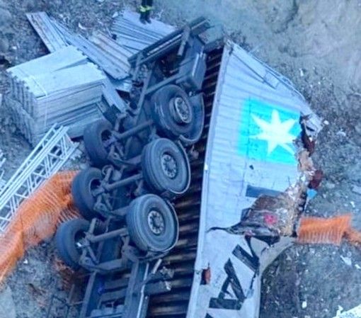 A ventiquattr’ore dall’incidente va a fuoco il camion volato da un viadotto dell’autostrada Torino-Savona