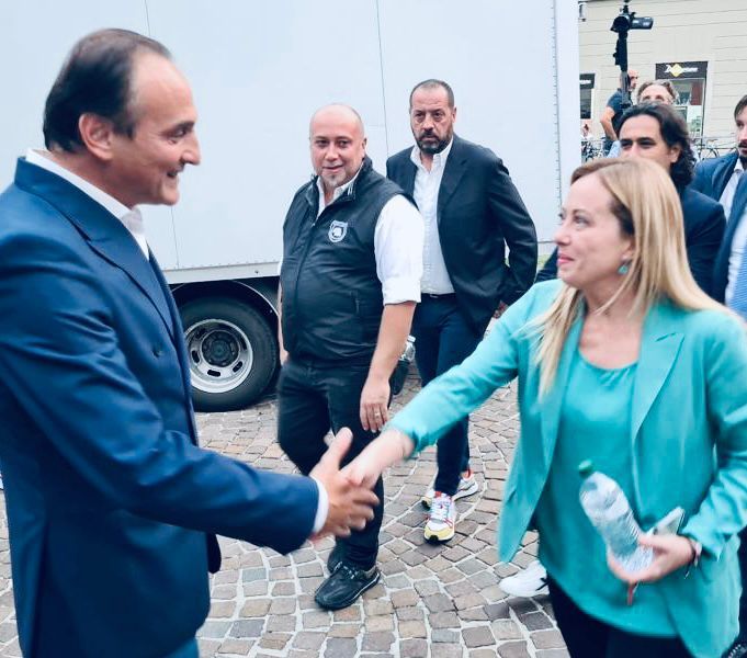Meloni a Torino riempie la piazza del 1° Parlamento: "Reddito di cittadinanza? È voto di scambio" [VIDEO]