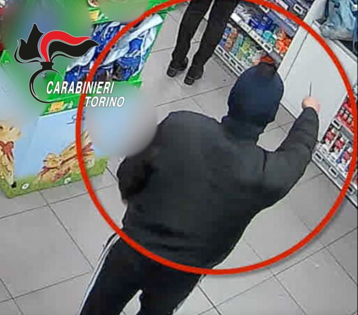 Rapinatore fa irruzione in due negozi a volto coperto e armato di coltello: paura in centro a Torino [VIDEO]