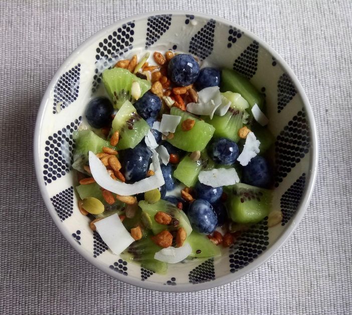 Mercoledì Veg: oggi prepariamo la coppa detox con kiwi, fiocchi d'avena, mirtilli e scaglie di cocco