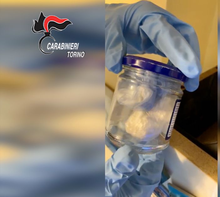 Cocaina purissima in casa pronta per lo spaccio: arrestato a Rivarolo Canavese [FOTO E VIDEO]
