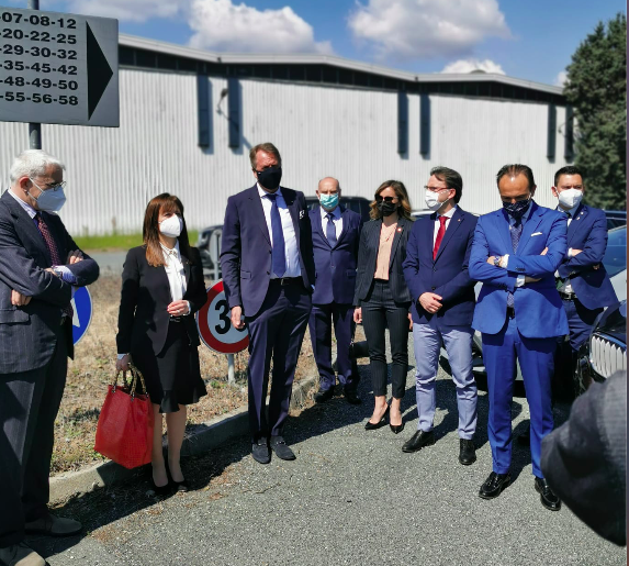 Personalità in visita a sito produttivo Personalità in visita a sito produttivo