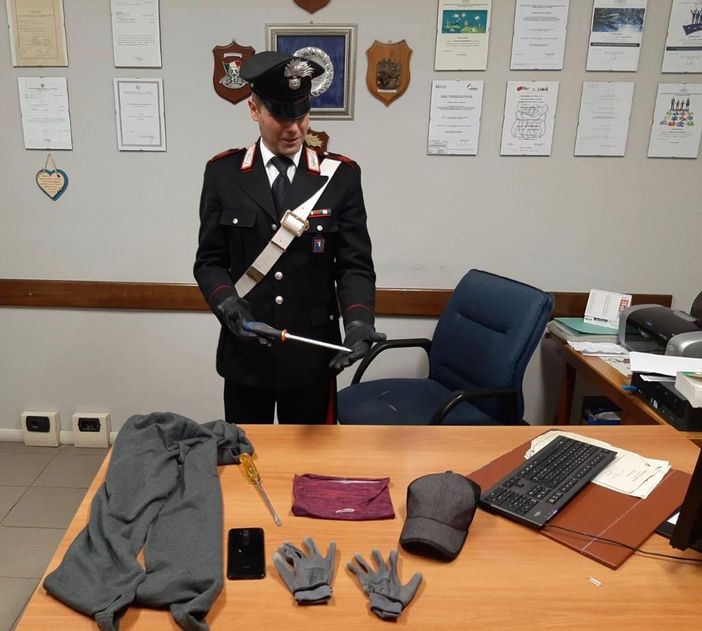 Cumiana, tre sospetti a bordo di un'auto fermati dai carabinieri: due scappano e uno denunciato