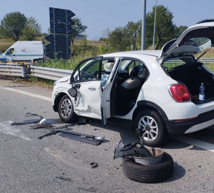 Incidente allo svincolo di Collegno: tre persone ferite e traffico paralizzato sulla tangenziale Incidente allo svincolo di Collegno: tre persone ferite e traffico paralizzato sulla tangenziale