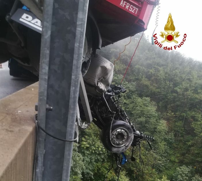 Camion sbatte contro il guardrail sulla A6: autostrada chiusa tra Altare e Savona