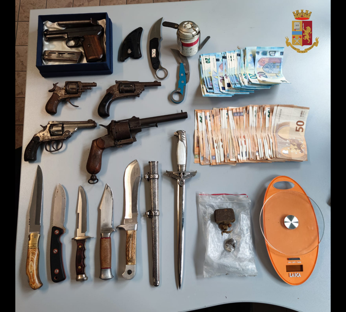 armi e droga recuperati da Polizia