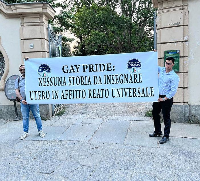 Striscione di contestazione e due consiglieri di Fdi