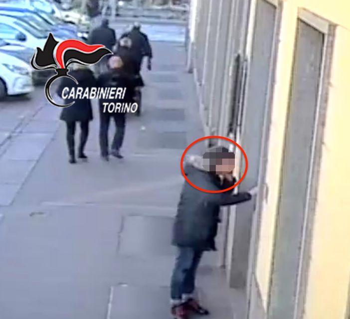 Rubavano i bagagli ai turisti degli alberghi di Torino: in manette ladri professionisti [FOTO]