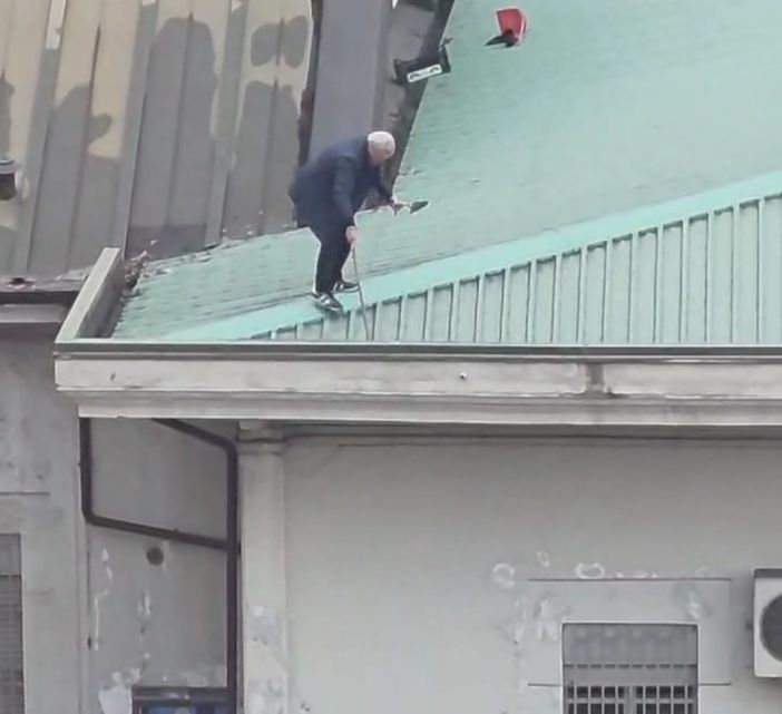 Anziani in bilico sul tetto del centro di incontro per pulire le grondaie (VIDEO)