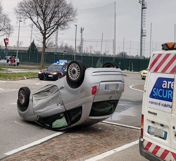 L’auto cappottata L’auto cappottata
