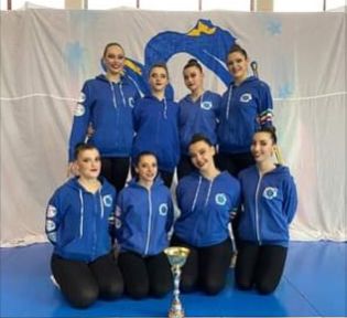 Collegno da podio con le twirler dell'Ever Green