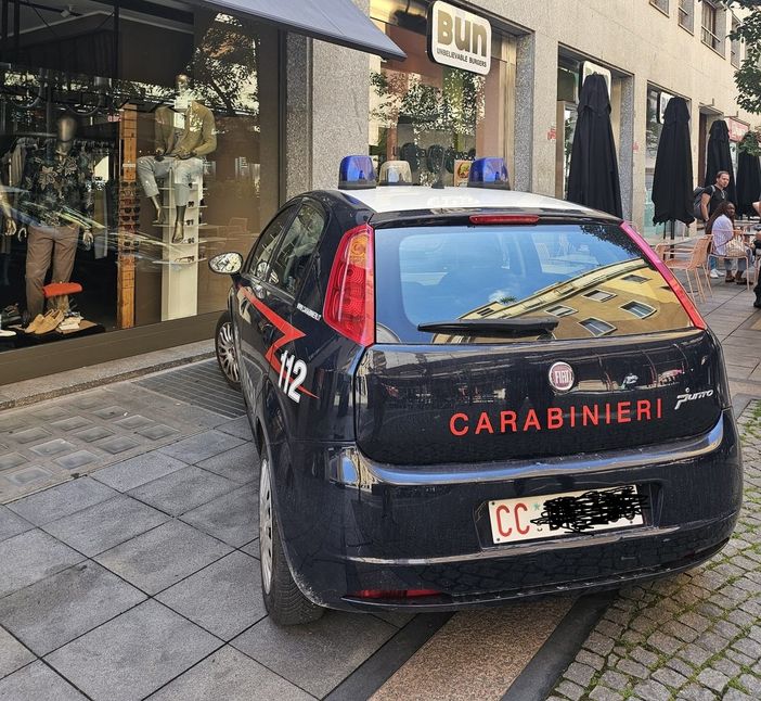 Ladri in azione nel centro di Torino: vetrina sfondata con un sasso