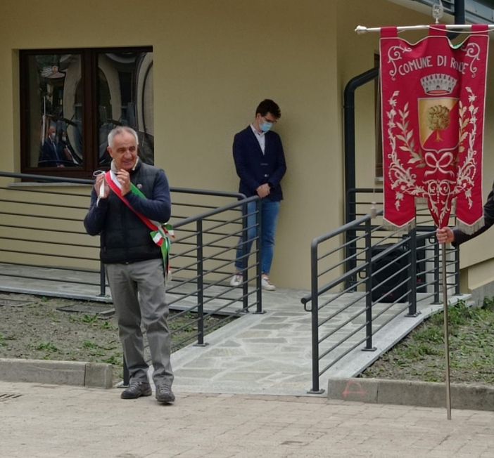 Rino Tron (in primo piano) sindaco di Roure