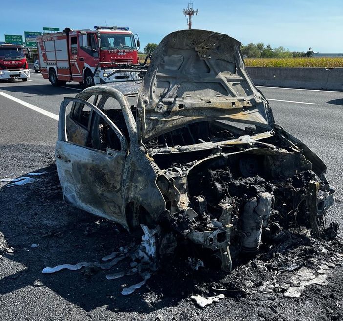 Auto va a fuoco sulla tangenziale sud: lunghi momenti di paura Auto va a fuoco sulla tangenziale sud: lunghi momenti di paura