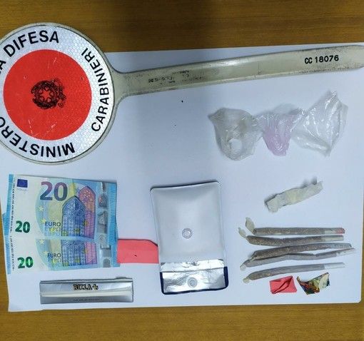 Aggredisce i carabinieri per nascondere la droga, nei guai 26enne torinese