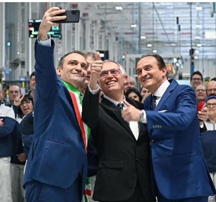 Stellantis e crisi auto, Lo Russo: "Non rifarei il selfie-boomerang con Tavares" Stellantis e crisi auto, Lo Russo: "Non rifarei il selfie-boomerang con Tavares"