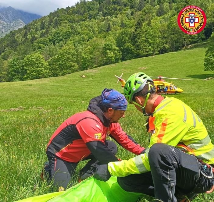 Una donna si è fatta male mentre atterrava con un parapendio Una donna si è fatta male mentre atterrava con un parapendio