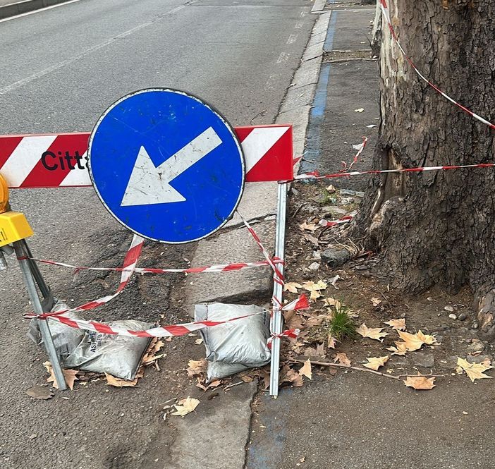 Ancora non sistemata la buca di corso Massimo all'angolo con corso Raffaello