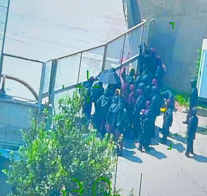 Alcuni manifestanti sono entrati sulla A32, chiusa completamente per sicurezza